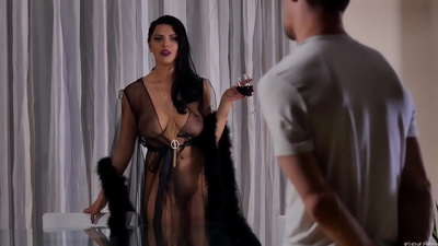 Na valaaulia e le teine ​​o Kira Queen lona tuaoi mo le lauti ma faʻafefe ia te ia i luga o le laulau 'ai