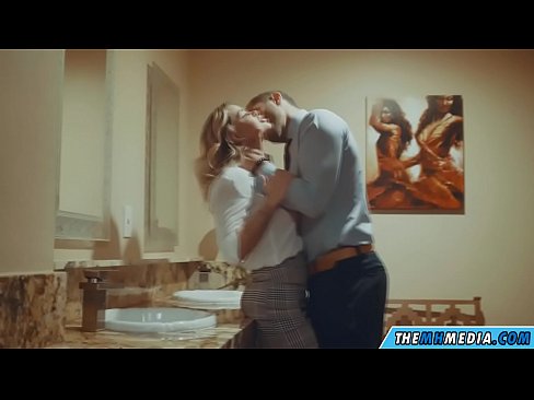 ❤️ Pe a faaosoosoina oe e se blonde busty i totonu o se faletaele lautele ❤️ Fa'afeusuaiga ❌️❤